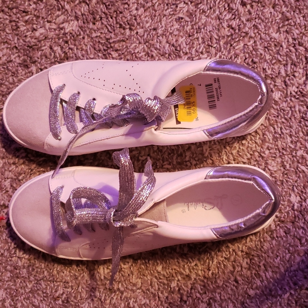 LaSeelah, Size 7, White and Silver